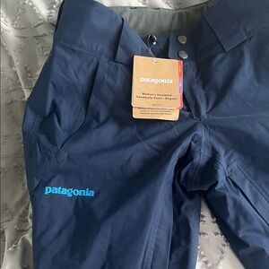 NWT Patagonia women’s insulated snowbelle pants- regular